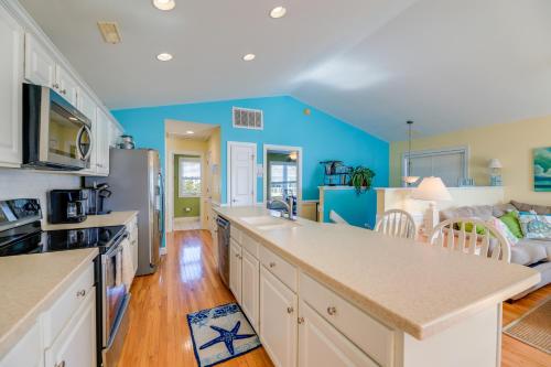 Una cocina o zona de cocina en 2 Blocks to Shore Atlantic Beach Home with Views!