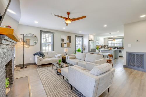 Χώρος καθιστικού στο 4 Mi to Liberty Bridge Greenville Getaway with Deck