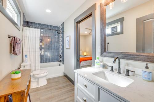 Ένα μπάνιο στο 4 Mi to Liberty Bridge Greenville Getaway with Deck