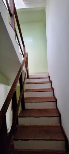 a staircase with wooden steps in a building at Pousada Recanto do Japa in Nilo Peçanha