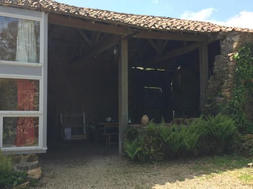 Cette maison en pierre comprend un pavillon avec une table. dans l'établissement gite des prés martin, à Chaille sous les Ormeaux