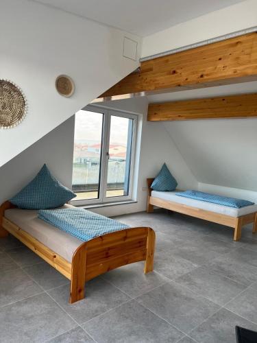 a room with two bunk beds and windows at Haus Villa-Moderne Galeriewohnung in Wallersdorf-Haidlfing in Wallersdorf