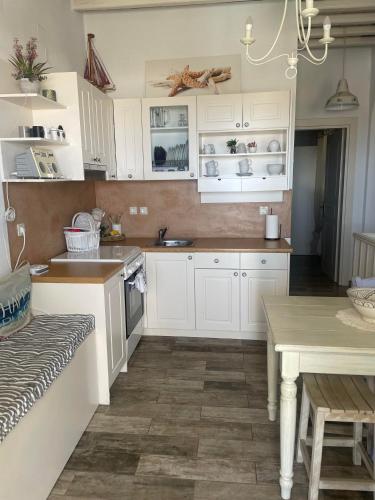 Dapur atau dapur kecil di Geronti Moscha Apartment