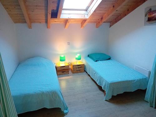 - 2 lits dans une chambre avec 2 lits verts dans l'établissement Sable et Océan, à Vielle-Saint-Girons