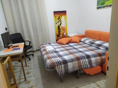 a small bedroom with a bed and a desk at Il Giardino dei Ciliegi in Passarella