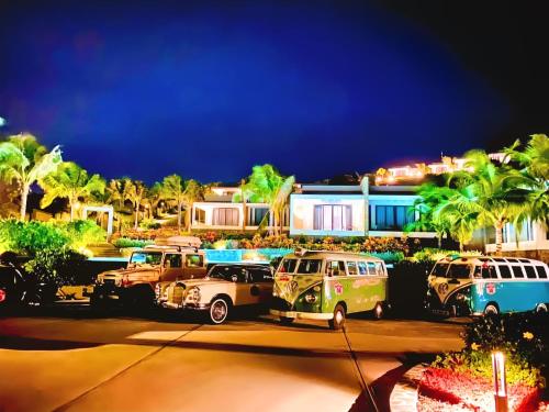 a group of cars parked in front of a house at Du Parc Mũi Né Resort - Sᴀɴᴅ ᴅᴜɴᴇ & ᴏᴄᴇᴀɴ ᴠɪᴇᴡ in Mui Ne