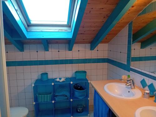 une salle de bain avec un lavabo et des toilettes et une fenêtre dans l'établissement Sable et Océan, à Vielle-Saint-Girons