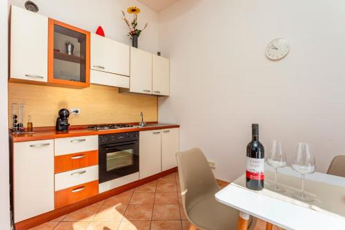 Kuchyňa alebo kuchynka v ubytovaní Camia Etna House