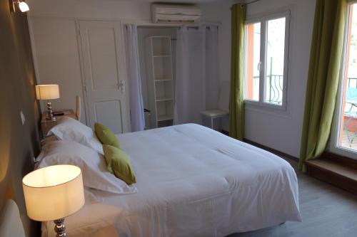 Postel nebo postele na pokoji v ubytování Hotel le Préjoly