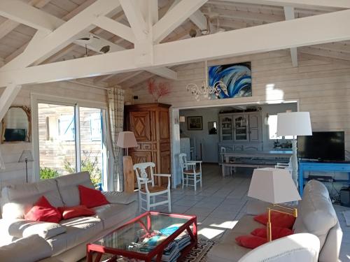un salon avec un canapé et une table dans l'établissement Sable et Océan, à Vielle-Saint-Girons