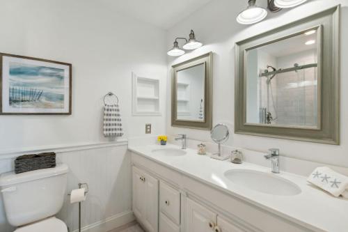 un bagno con lavandino, WC e specchio di 95100 Sandpiper a Fernandina Beach