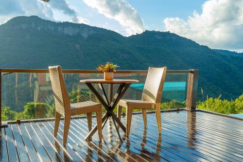 Pemandangan gunung umum atau pemandangan gunung yang diambil dari rumah tamu ini