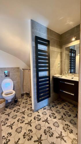une salle de bain avec toilettes, lavabo et miroir dans l'établissement les balcons de Serre-Poncon, à Chorges