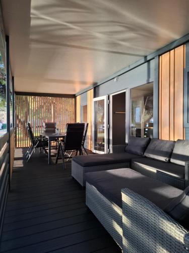 un soggiorno con un divano e un tavolo di Villa Petra a Vodice