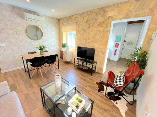 ein Wohnzimmer mit Tisch und Stühlen in der Unterkunft Valentina Home in Córdoba