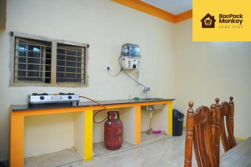 Kuchyň nebo kuchyňský kout v ubytování Bacpack Monkey HomeStay