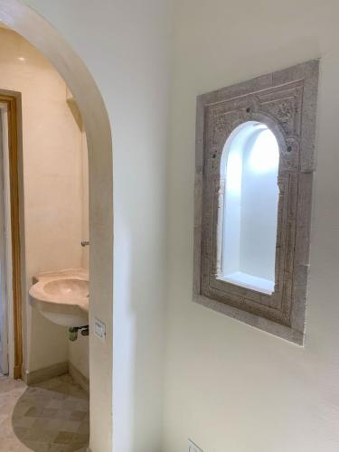 a bathroom with a sink and a mirror on the wall at Le luxe de Sidi Bou Saïd in Sidi Bou Saïd
