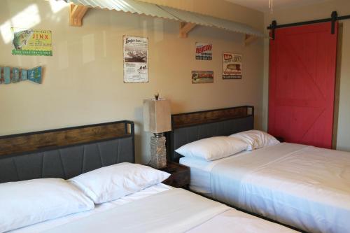 - 2 lits dans une chambre avec une porte rouge dans l'établissement 2 Bedroom Condo at Wild Eagle Lodge, #230, à Eagle River