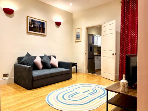 2 BED home in Birmingham Contractors free parking and fast Wi-Fi photo 11