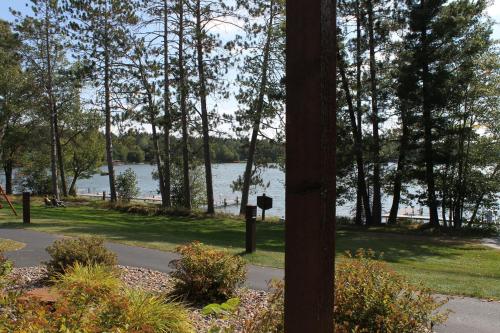 vista sul lago da un parco con palo di 3 Bedroom condo at Wild Eagle Lodge a Eagle River