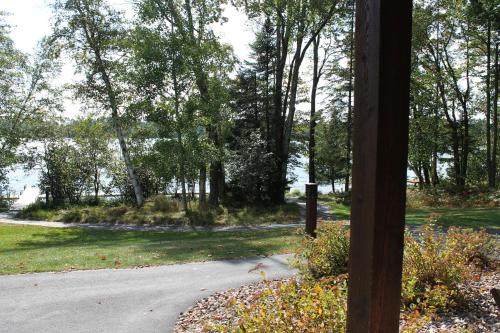 un palo di legno accanto a una strada alberata di 3 Bedroom condo at Wild Eagle Lodge a Eagle River