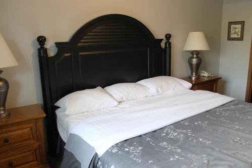 Кровать или кровати в номере 3 Bedroom condo at Wild Eagle Lodge