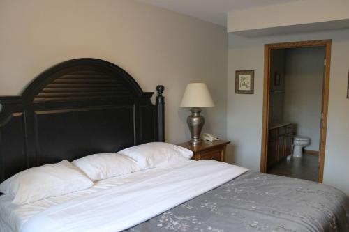 Кровать или кровати в номере 3 Bedroom condo at Wild Eagle Lodge