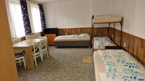 Кровать или кровати в номере Modrá chata