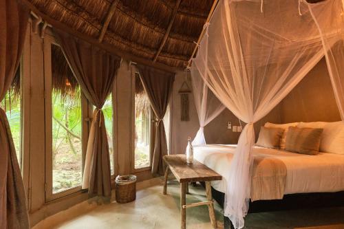 Postel nebo postele na pokoji v ubytování Art Village Tulum