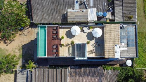 an overhead view of a house with a swimming pool at Pousada Conca di Mare - Restaurante - Pé na areia in Bertioga