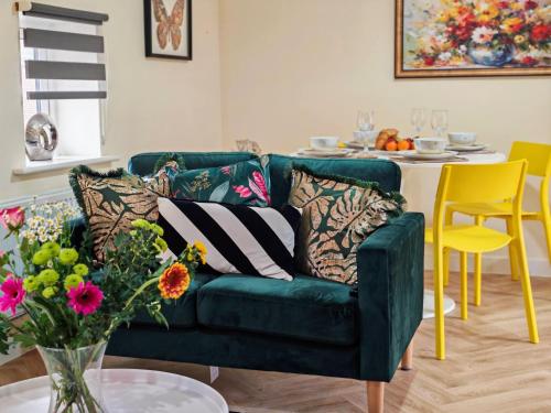 a living room with a green couch and a table at Dakota 2Bed - AwayOnBusiness in Eastleigh