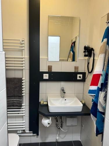 a bathroom with a sink and a mirror at Ferienwohnung Walsrode City in Walsrode