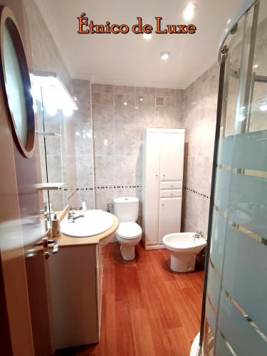 a bathroom with two toilets and a sink at ETNICO DE LUXE wifi y aparcamiento gratis in Águilas