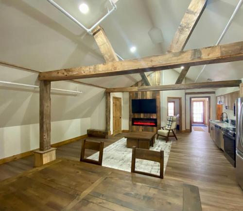 Μια τηλεόραση ή/και κέντρο ψυχαγωγίας στο Luxury Rustic Unit - 201