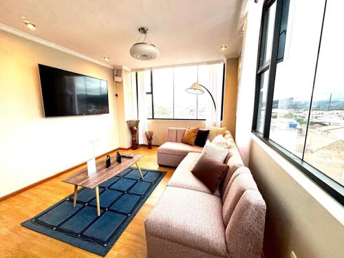 un salon avec un canapé et une table dans l'établissement Acogedor Apartamento en Cuenca, à Cuenca