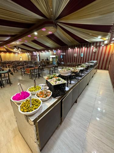 ein Buffet mit Schalen von Speisen in einem Restaurant in der Unterkunft Gem wadi rum camp in Wadi Rum