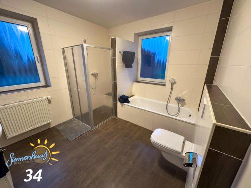 Bilik mandi di Sünnenhuus 34 - Dein Ferienhaus an der Thülsfelder Talsperre