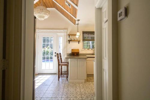 Cuisine ou kitchenette dans l'établissement NEW Hugh St Hideaway with Pool