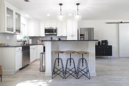 Dapur atau dapur kecil di NEW Riverside Retreat with Pool