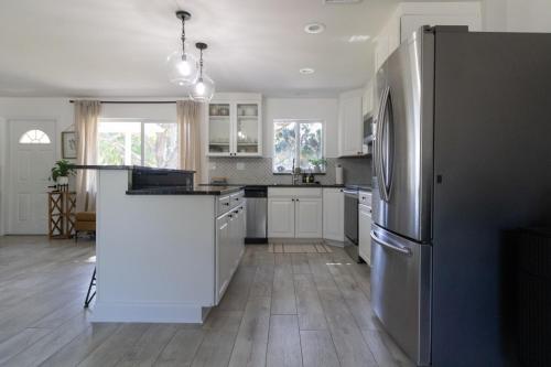 Dapur atau dapur kecil di NEW Riverside Retreat with Pool