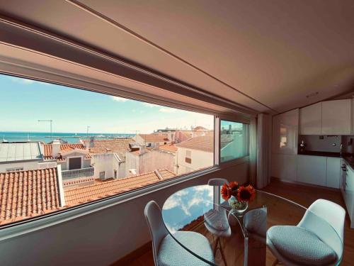 SEA VIEW Loft 30 secs to Beach in Historic Old Town