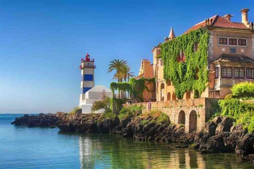 SEA VIEW Loft 30 secs to Beach in Historic Old Town