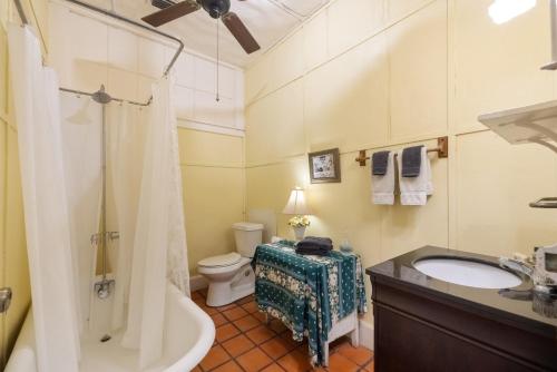 Vannituba majutusasutuses Cedar Keys Island Hotel in downtown