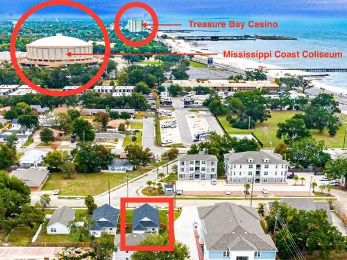 una vista aérea del casino de la bahía del tesoro y de la costa de una ciudad en Walk to the beach Comes with two bikes, en Biloxi