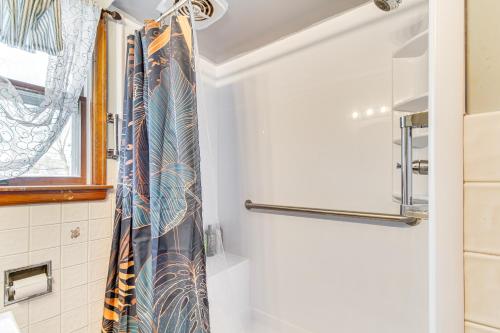 Ένα μπάνιο στο Less Than 1 Mi to Route 66 Home with Large Yard!