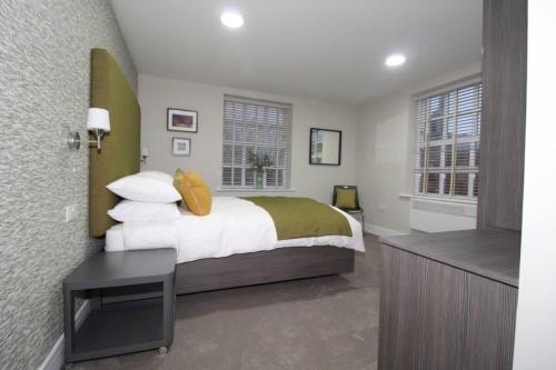 a bedroom with a bed and a desk in it at Charming Modern 2br Flat In Central Preston in Preston