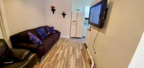 Μια τηλεόραση ή/και κέντρο ψυχαγωγίας στο Woodland Apartments