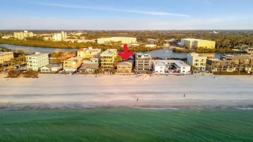 een luchtzicht op een strand met gebouwen en het water bij Stones Throw Beachfront Premier Suite #4 VIEWS in Clearwater Beach