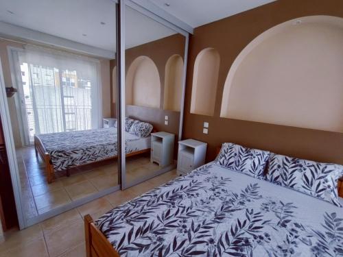 une chambre avec deux lits et un miroir dans l'établissement Superb appartement - près des plages, à Nice