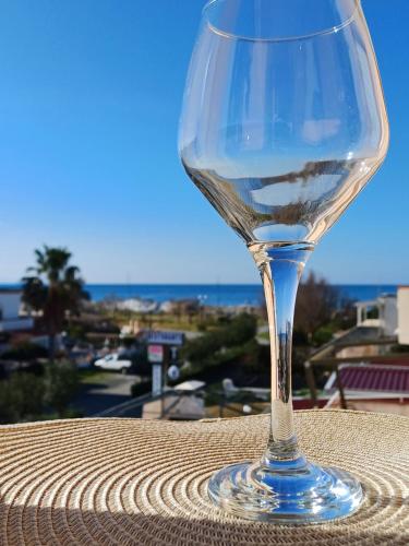 a wine glass sitting on top of a table at Appartamento Sun and Sea in Campora San Giovanni